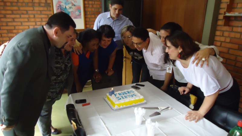Presidente Claudio Silva e funcionários da FADERS comemoram os 38 anos da instituição. Foto: Rogerio Santos