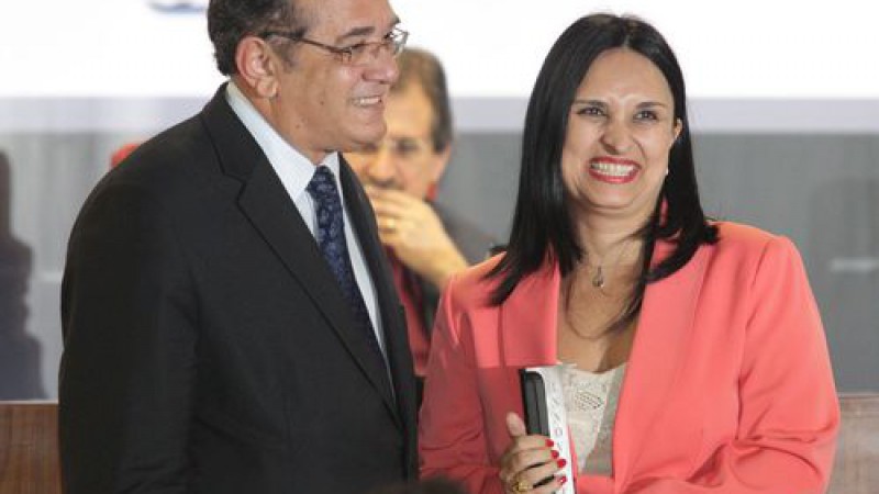 O ministro Gilmar Mendes (STF) com a juíza Salise Monteiro Sanchotene, premiada na categoria Juiz Individual (Andre Coelho/O Globo).