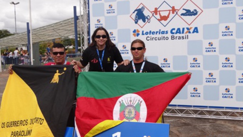 Foto de Altemir e colegas, já com a medalha e segurando a bandeira do RS. Foto Divulgação.