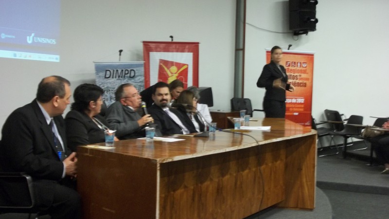 Diretor presidente da FADERS, Cláudio Silva na abertura do Fórum Regional em São Leopoldo. Foto Divulgação.