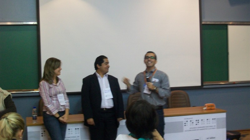 O arquiteto e professor da UFRGS, Eduardo Cardoso,  palestrando no Seminário Nacional de Acessibilidade em Ambientes Culturais.