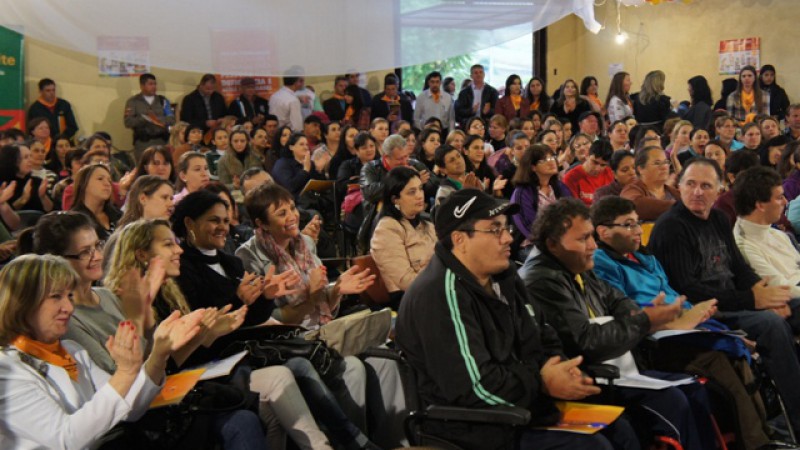Plenária do Fórum Permanente de Política Pública para Pessoas com Deficiência lota ginásio Católico de Lajeado do Bugre/RS. Foto: Acom Faders.
