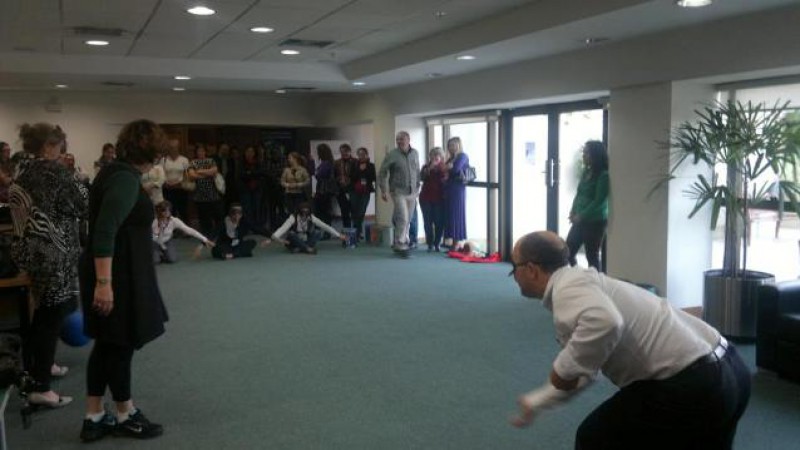 Legenda: Segundo Modulo do curso foi marcado por vivencias com os participantes, como a prática do GoalBall. Foto: Divulgacao