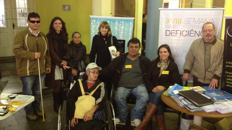 Representantes das entidades que  faziam-se presentes no Mercado Público. Foto Divulgação.