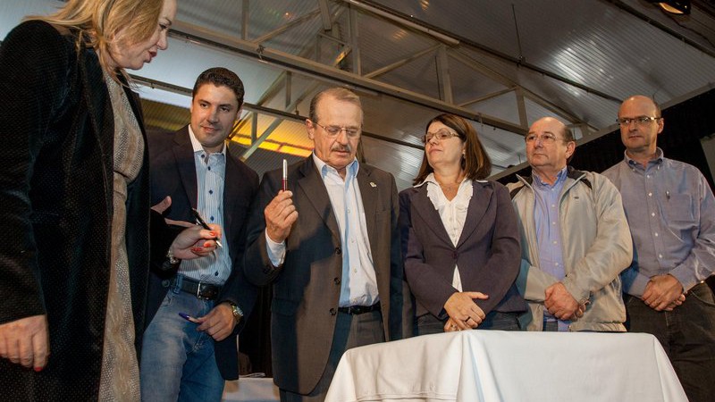 Imagem da Diretora Administrativa da Faders Janete Jachetti, do Governador Tarso Genro e de representantes municipais no momento da assinatura de convênios. Foto Divulgação.