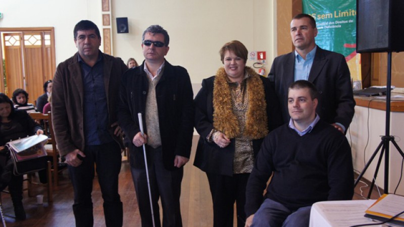 Imagem das autoridades que assinaram o Termo de Adesão ao RS sem Limite. Da esquerda para a direita, o prefeito de Tabaí, João de Souza Brandão, ao lado do representante da SJDH, Adilso Corlassol, e da diretora técnica da Faders, Clarissa Beleza,