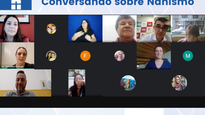 #PraTodosVerem Cartão com fundo cinza, no alto à esquerda, o símbolo acessível da pessoa com nanismo. Ao lado, o título Webinário “Conversando sobre Nanismo”. No centro do cartão, a foto da tela do webinário, composta por 16 telas menores, distribuídas