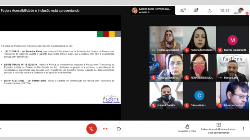 Instantâneo da tela que mostra, à esquerda, um slide da apresentação com leis e, à direita, três janelas, sete deles com participantes e seus nomes e duas com ícones e o nome dos participantes. No alto, a indicação que 18 pessoas participavam da reunião.