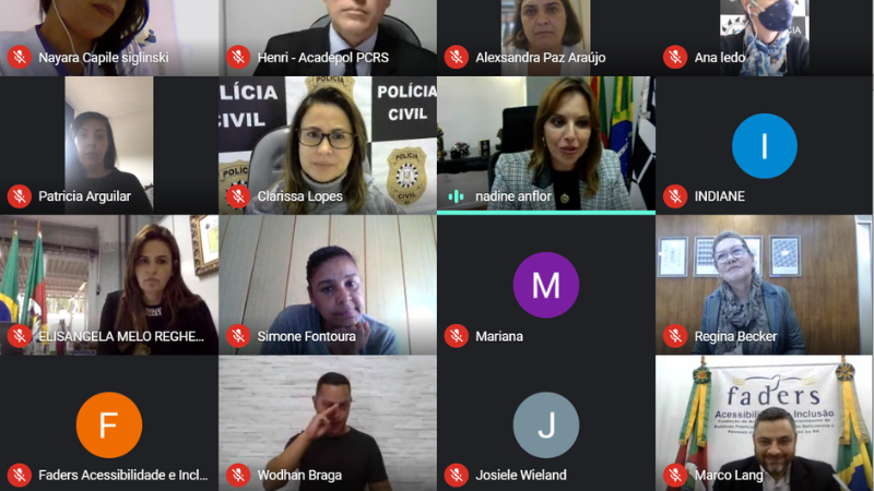 #PraTodosVerem Instantâneo da Abertura do Curso de Libras para a Polícia Civil RS. São mostradas 16 janelas divididas em quatro colunas e quatro linhas, todas com o nome dos participantes. Em 12 delas, as câmeras estão abertas e mostram homens e mulheres.