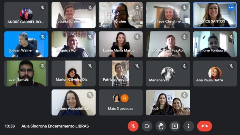 Instantâneo do encontro virtual que encerrou o Curso de Libras. São mostradas 18 janelas, distribuís em grupos de cinco nas três primeiras linhas e com três janelas na linha inferior. Seis janelas estão no modo câmera fechada, mostrando apenas ícones circulares coloridos. Nas demais, a presença de mulheres e homens.