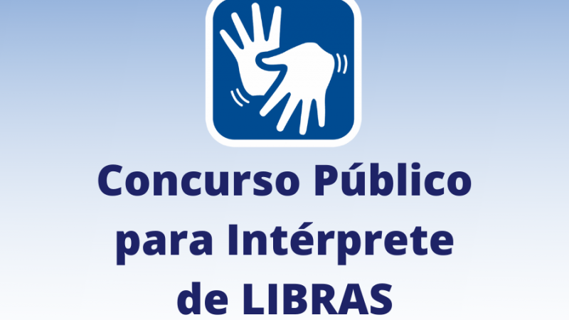 Em fundo azul, a imagem de duas mãos com as palmas unidas, a esquerda com os dedos para cima e a direita com os dedos para baixo, que é o símbolo da Língua Brasileira de Sinais. Abaixo, está escrito Concurso Público para Intérprete de Libras. 