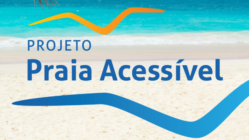 Ao fundo, a foto de u ma praia, com a faixa de água no alto e, ocupando a maior parte, a faixa de areia. À frente, a logomarca do Projeto Praia Acessível, com o nome escrito na cor azul entre duas linhas, a menor e amarela em cima, e a maior e azul embaixo, simulando gaivotas voando.