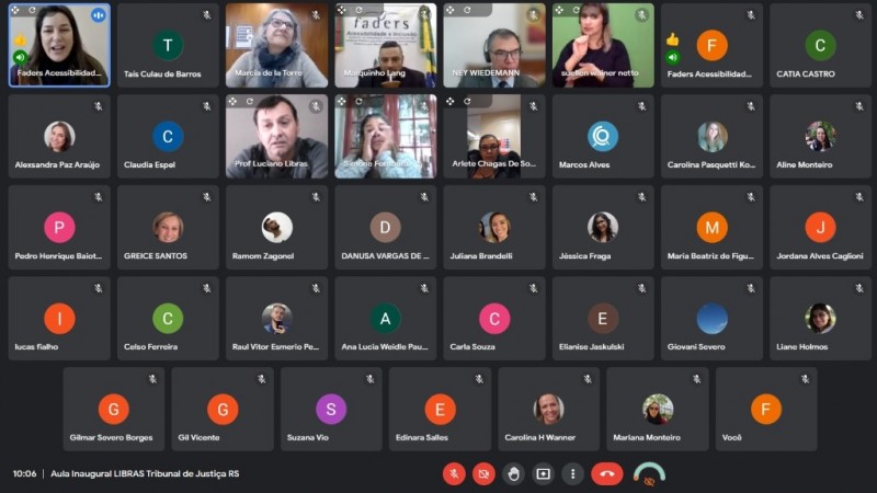 #PraTodosVerem Instantâneo da reunião virtual. São mostradas 39 janelas, divididas em quatro linhas com oito colunas e uma quinta com sete. A maior parte das câmeras estão fechadas. Apenas oito delas estão abertas, em que aparecem Marquinhos Lang; Cristina Pozzebon; juíza Taís Culau de Barros; e desembargador, Ney Wiedemann; Eva de Castilhos; os professores Luciano Abreu e Simone Fontoura; Arlete Chagas de Souza; e a intérprete Suellen Wainer.