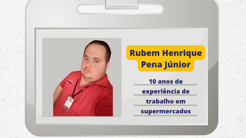 Sobre o desenho de um crachá, a foto deum homem com Síndrome de Down, à esquerda, e, ao lado, o nome Rubem Henrique Pena Júnior, seguido do texto “10 anos de experiência de trabalho em supermercados”. No rodapé, a logomarca da FADERS Acessibilidade e Inclusão.