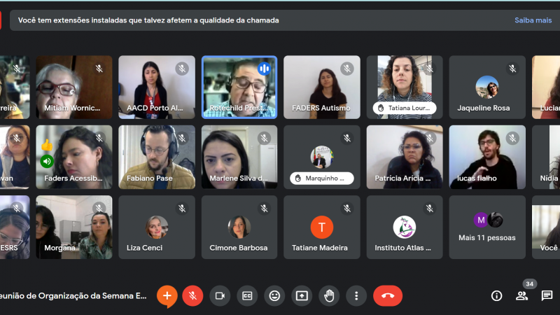 Instantâneo da reunião virtual. São mostradas 24 janelas, divididas em três linhas e oito colunas. Em 16 delas, as câmeras estão abertas, mostrando o rosto de homens e mulheres que participaram do encontro virtual. Nas demais, apenas ícones circulares com a foto ou com a letra inicial do nome. Numa das janelas, a indicação de que mais 11 pessoas também estavam participando.