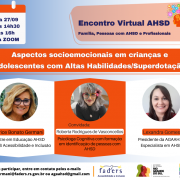 Cartão com fundo degradê do azul para o branco. No alto, à esquerda, o desenho de um calendário com as seguintes informações: Dia 27/06, das 14h30 às 16h, Via Zoom. À direita, dentro de uma forma geométrica irregular, o desenho de um busto, com três engrenagens na cabeça, e vários círculos coloridos que remetem a áreas do conhecimento e o título Encontro Virtual AHSD, Família, Pessoas com AHSD e Profissionais. Ao centro, o título Aspectos socioemocionais em crianças e adolescentes com Altas Habilidades/Superdotação. Logo abaixo, três hexágonos irregulares, cada um com a foto de uma mulher, o nome e a qualificação. Da direita para a esquerda, Larice Germani, Roberta Rodrigues de Vasconcellos e Lexandra Gomes. No rodapé, à esquerda, a instrução: para participar, entre em contato pelos e-mails larice-germani@faders.rs.gov.br ou agaahsd@gmail.com. À direita, as logomarcas da FADERS Acessibilidade e Inclusão, Governo do Estado, o Futuro nos Une, e AGAAHSD.