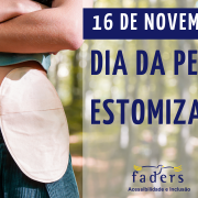 Card retangular, a esquerda foto de perfil de uma pessoa do sexo feminino com a bolsa de estomia e a direita fundo de uma paisagem com a data 16 de novembro e a frase dia da pessoa estomizada, abaixo o logo da FADERS e do Governo do Estado.