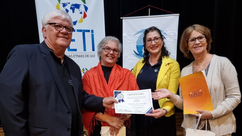 Foto com representante UETI recebendo certificado - sele prata acessibilidade das representantes da Faders e junto na foto a presidente do Conselho municipal 