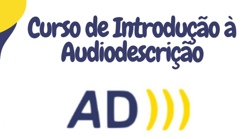 Card com Fundo Branco escrito em azul escuro - Curso de Introdução à Audiodescrição- e abaixo o símbolo da Audiodescriçãoem azul e amarelo