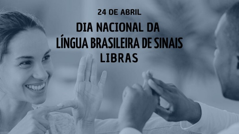 O card em transparência azul traz ao fundo a imagem de duas pessoas se comunicando por meio da Língua Brasileira de Sinais (Libras). No lado esquerdo, uma mulher de pele clara com cabelos presos e um sorriso no rosto está fazendo um sinal com as mãos. Ela veste uma blusa clara de manga comprida. No lado direito, um homem de pele escura, vestindo uma blusa clara de manga longa, está de frente para ela e também utiliza Libras para se comunicar. O fundo da imagem é desfocado. Na parte superior, há um texto centralizado que diz: "24 DE ABRIL - DIA NACIONAL DA LÍNGUA BRASILEIRA DE SINAIS (LIBRAS)". Abaixo seguem as logos da Faders e da Secretaria de Desenvolvimento Social do RS. Fim da descrição.