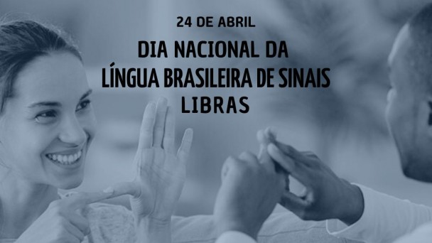 O card em transparência azul traz ao fundo a imagem de duas pessoas se comunicando por meio da Língua Brasileira de Sinais (Libras). No lado esquerdo, uma mulher de pele clara com cabelos presos e um sorriso no rosto está fazendo um sinal com as mãos. Ela veste uma blusa clara de manga comprida. No lado direito, um homem de pele escura, vestindo uma blusa clara de manga longa, está de frente para ela e também utiliza Libras para se comunicar. O fundo da imagem é desfocado. Na parte superior, há um texto centralizado que diz: "24 DE ABRIL - DIA NACIONAL DA LÍNGUA BRASILEIRA DE SINAIS (LIBRAS)". Abaixo seguem as logos da Faders e da Secretaria de Desenvolvimento Social do RS. Fim da descrição.