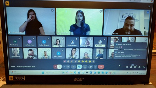 Foto- turma on line libras - captura da tela do computador, aparecem várias janelas onde estão as intérpretes de Libras, instrutoras do curso, e direção da Faders, no topo a direita o presidente da Fundação realiza a sua fala. Fim da descrição 