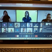 Foto- turma on line libras - captura da tela do computador, aparecem várias janelas onde estão as intérpretes de Libras, instrutoras do curso, e direção da Faders, no topo a direita o presidente da Fundação realiza a sua fala. Fim da descrição 
