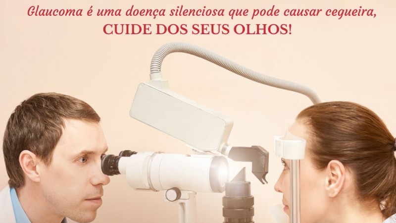 card com fundo bege no fundo, em primeiro plano a foto de um oftalmo homem pele clara cabelos curtos castanhos claros, de jaleco branco, atendendo uma paciente mulher com cabelos castanhos amarrados pele clara e camisa azul clara. Estão em frente ao aparelho para observar os olhos. No topo tem o seguinte texto.... 26 de maio: Dia Nacional de combate ao Glaucoma - Glaucoma é uma doença silenciosa que pode causar cegueira, CUIDE DOS SEUS OLHOS! No fim do card as logos da Faders e da Secretaria de Desenvolvimento Social do RS. Fim da descrição.