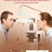 card com fundo bege no fundo, em primeiro plano a foto de um oftalmo homem pele clara cabelos curtos castanhos claros, de jaleco branco, atendendo uma paciente mulher com cabelos castanhos amarrados pele clara e camisa azul clara. Estão em frente ao aparelho para observar os olhos. No topo tem o seguinte texto.... 26 de maio: Dia Nacional de combate ao Glaucoma - Glaucoma é uma doença silenciosa que pode causar cegueira, CUIDE DOS SEUS OLHOS! No fim do card as logos da Faders e da Secretaria de Desenvolvimento Social do RS. Fim da descrição. 
