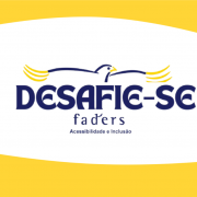 card com fundo branco e bordas amarelas. Ao centro a nova logo do evento da Fundação: o Desafie-se Faders. Consiste na escrita Faders em azul escuro em letras arredondadas acima há parte da águia estilizada mesa usada na logo da Faders, em azul e amarelo, abaixo em letras menores e iagual a logo atual da Fundação tem escrito, Faders acessibilidade e inclusão. Fim da Descrição.