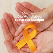 CARD- ao fundo duas mãos adultas, com duas menores que parecem de crianças em cima, e ainda acima destas um laço laranja que representa a Esclerose Múltipla, acima em branco, em primeiro plano há a seguinte frase: 30 de maio - Dia Mundial da Esclerose Múltipla. Abaixo as logos da Faders e da Secretaria de Desenvolvimento Social RS. Fim da descrição