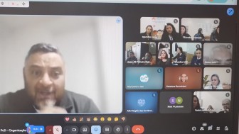 Foto- tela do computador, nela em çrimeiro palno e em uma janela maior o presidente da faders realiza sua fala, ao lado direito várias outras telas ( quadros) com as fotos dos demais participantes da reunião on line. Fim da descrição 