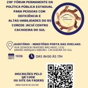 Sequ&ecirc;ncia de tr&ecirc;s cards institucionais da FADERS Acessibilidade e Inclus&atilde;o divulgando o 218&ordm; F&oacute;rum Permanente da Pol&iacute;tica P&uacute;blica Estadual para Pessoas com Defici&ecirc;ncia e Altas Habilidades do Rio Grande do Sul, voltado ao COREDE Jacu&iacute; Centro, em Cachoeira do Sul.
Os cards possuem fundo amarelo manteiga com textos em azul escuro e elementos gr&aacute;ficos em tons de azul. No topo aparece o s&iacute;mbolo do F&oacute;rum Permanente, formado por v&aacute;rias m&atilde;os de diferentes tons de pele criando um c&iacute;rculo ao redor do logotipo do evento.
O primeiro card apresenta as principais informa&ccedil;&otilde;es do evento Local: Audit&oacute;rio Minist&eacute;rio Porta das Ovelhas, Rua Senador Pinheiro Machado, n&uacute;mero 1532, bairro Marques Ribeiro, em Cachoeira do Sul. Data: 11 de junho.
Hor&aacute;rio: das 8h30 &agrave;s 17h.
Tamb&eacute;m h&aacute; um QR Code para inscri&ccedil;&otilde;es e o endere&ccedil;o do site da FADERS - www.faders.rs.gov.br
